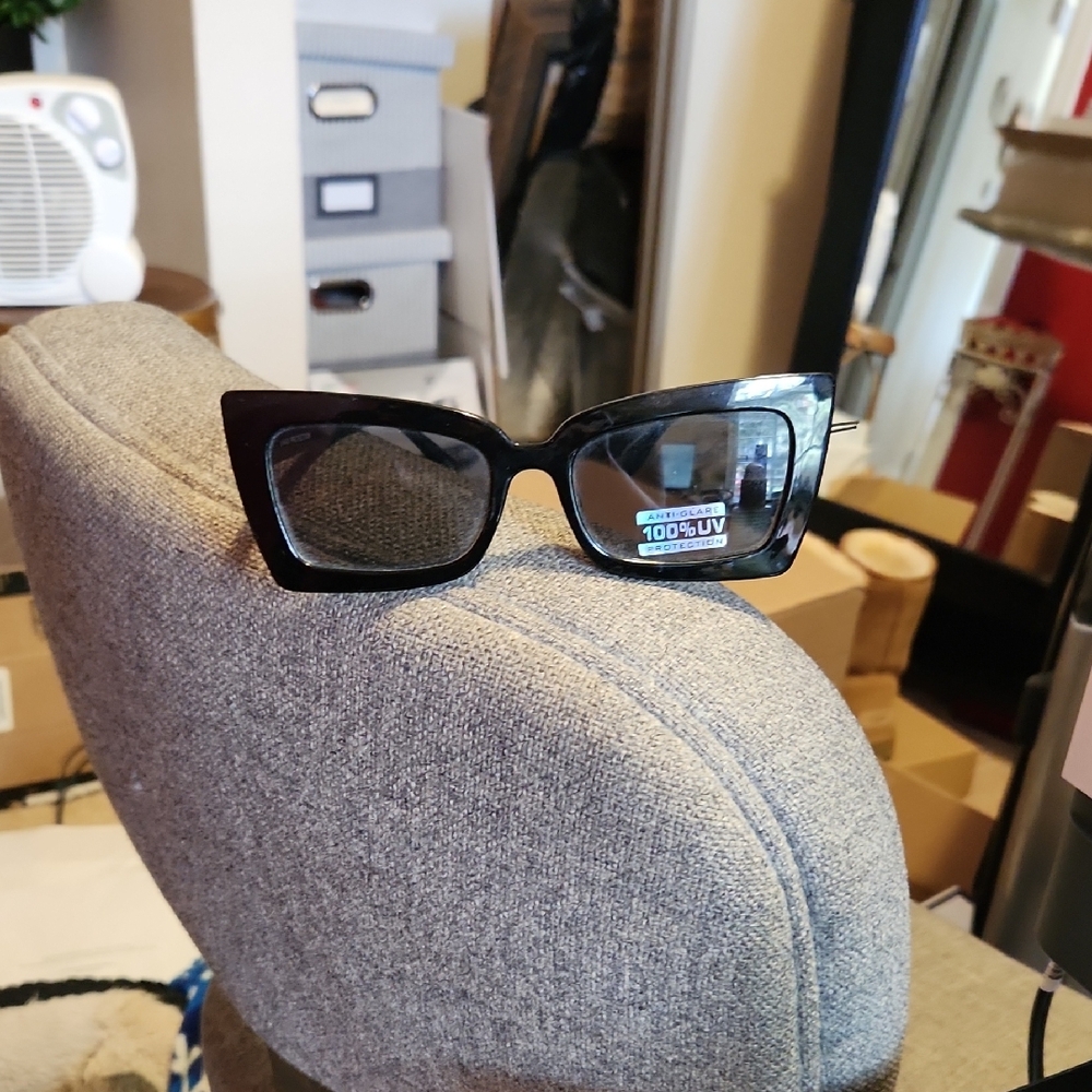 Stylish Black Cat-Eye Sunglasses